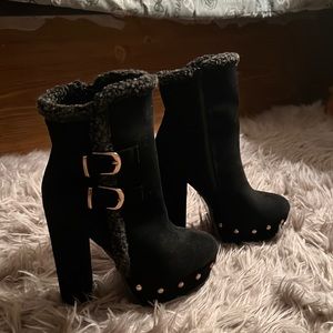 Take a walk on the wild side with these Shoe-dazzle platform sued ankle boots